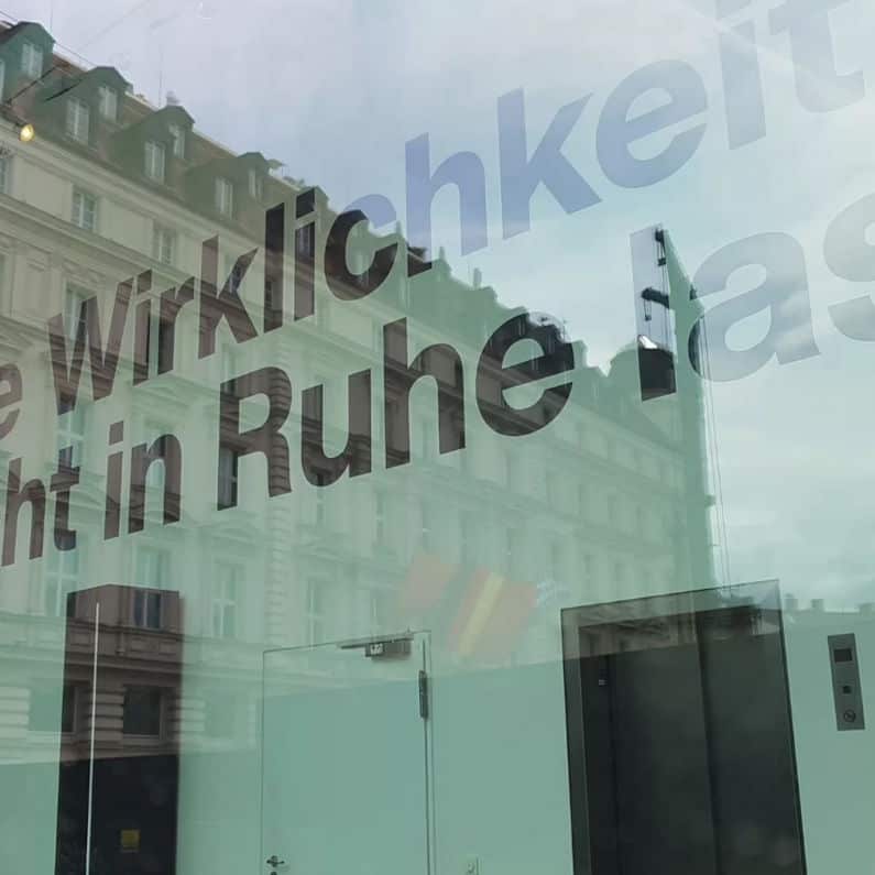 Spiegelnde Fassade des rückwärtigen Eingangs der Kammerspiele München